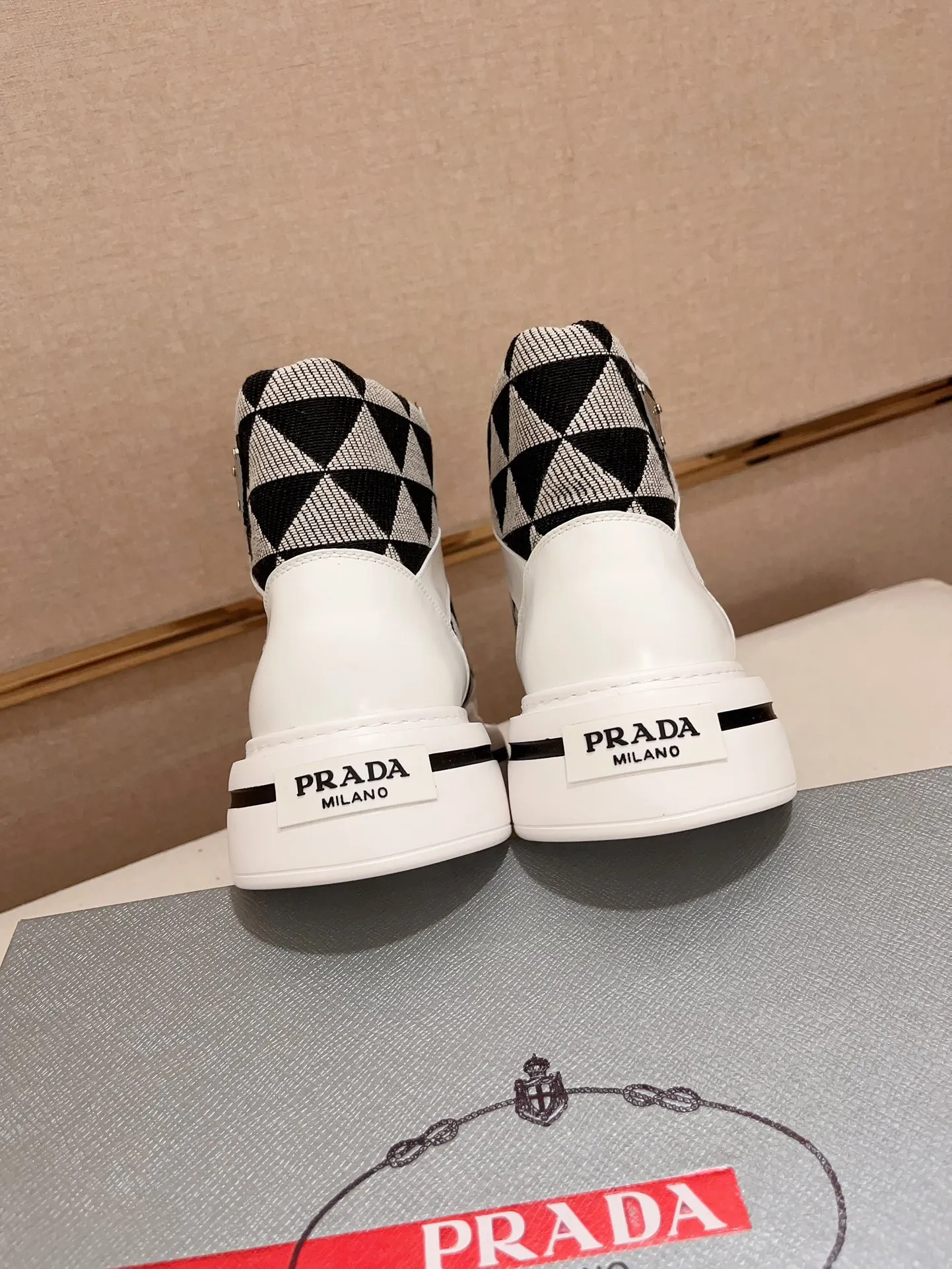 Men's shoes 💰 620💰 ✔️✔️✔️High-quality new PRADA counters are launched at the same time. The new men's shoes and 😘fabric are made of selected first-layer cowhide and triangle △ fabric. Lining: Full cowhide lining. 👍🏿 High-end ☄️ air-cushion molded anti-slip rubber outsole, exquisite lines, simple and elegant, comfortable and high-end for leisure travel. Code number: 38 to 44. 45 can be customized and cannot be returned or exchanged!
